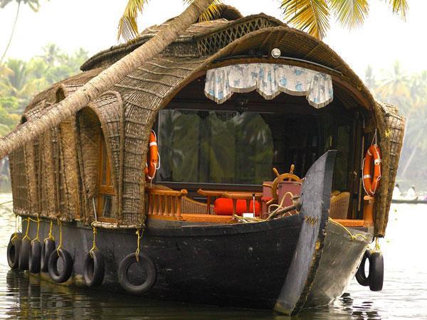 Tailor made houseboat cruise in Kerala, India